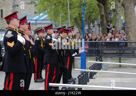 Londra, Regno Unito. Xxi Aprile, 2017. I soldati della Onorevole Compagnia di Artiglieria (HAC) un incendio 62 round gun salute presso la Torre di Londra, vicino al Tower Bridge per segnare la Sua Maestà la Regina Elisabetta II 91º compleanno. Credito: Dinendra Haria/Alamy Live News Foto Stock