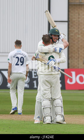 Riki Wessels e Chris Vasto celebrare il raggiungimento di 100 il partenariato nella contea di Specsavers campionato di seconda divisione gioco tra Nottinghamshire e Sussex a Trent Bridge Foto Stock