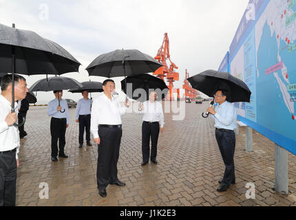 Nanning. Xix Apr, 2017. Il presidente cinese Xi Jinping ispeziona Tieshan porta nella città di Beihai del sud della Cina di Guangxi Zhuang Regione autonoma, 19 aprile 2017. Xi ha visitato la Cina del sud regione dal mercoledì al venerdì. Credito: Xie Huanchi/Xinhua/Alamy Live News Foto Stock