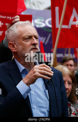 Whitchurch comune, Cardiff, Galles del Sud, Regno Unito. Il 21 aprile 2017. Leader laburista Jeremy Corbyn stava parlando a migliaia di oggi ad un raduno di lavoro per la sua prima visita in Galles della campagna elettorale. Credito: Andrew Bartlett/Alamy Live News Foto Stock