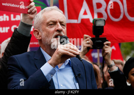 Whitchurch comune, Cardiff, Galles del Sud, Regno Unito. Il 21 aprile 2017. Leader laburista Jeremy Corbyn stava parlando a migliaia di oggi ad un raduno di lavoro per la sua prima visita in Galles della campagna elettorale. Credito: Andrew Bartlett/Alamy Live News Foto Stock