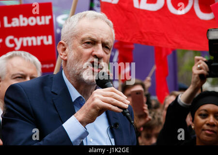 Whitchurch comune, Cardiff, Galles del Sud, Regno Unito. Il 21 aprile 2017. Leader laburista Jeremy Corbyn stava parlando a migliaia di oggi ad un raduno di lavoro per la sua prima visita in Galles della campagna elettorale. Credito: Andrew Bartlett/Alamy Live News Foto Stock