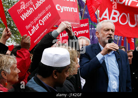 Whitchurch comune, Cardiff, Galles del Sud, Regno Unito. Il 21 aprile 2017. Leader laburista Jeremy Corbyn stava parlando a migliaia di oggi ad un raduno di lavoro per la sua prima visita in Galles della campagna elettorale. Credito: Andrew Bartlett/Alamy Live News Foto Stock