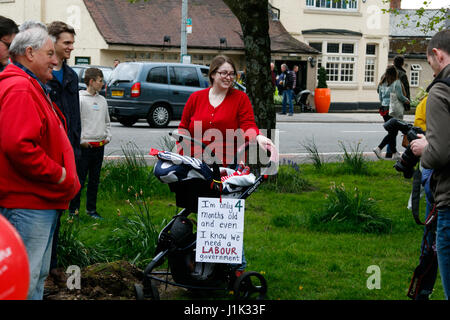 Whitchurch comune, Cardiff, Galles del Sud, Regno Unito. Il 21 aprile 2017. Sostenitori ad un raduno di lavoro da Jeremy Corbyn oggi per Cardiff North.. Credito: Andrew Bartlett/Alamy Live News Foto Stock