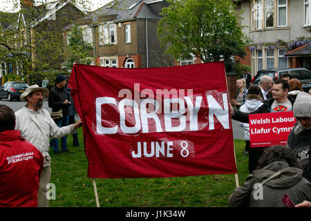 Whitchurch comune, Cardiff, Galles del Sud, Regno Unito. Il 21 aprile 2017. Sostenitori ad un raduno di lavoro da Jeremy Corbyn oggi per Cardiff North.. Credito: Andrew Bartlett/Alamy Live News Foto Stock