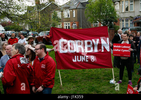 Whitchurch comune, Cardiff, Galles del Sud, Regno Unito. Il 21 aprile 2017. Sostenitori ad un raduno di lavoro da Jeremy Corbyn oggi per Cardiff North.. Credito: Andrew Bartlett/Alamy Live News Foto Stock