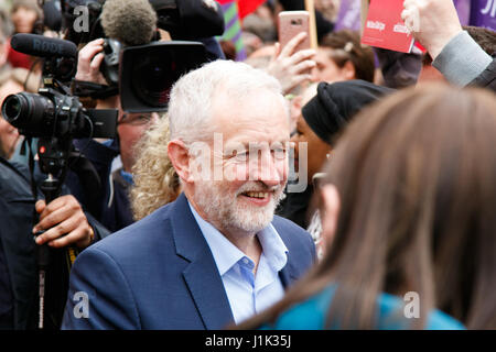 Whitchurch comune, Cardiff, Galles del Sud, Regno Unito. Il 21 aprile 2017. Leader laburista Jeremy Corbyn stava parlando a migliaia di oggi ad un raduno di lavoro per la sua prima visita in Galles della campagna elettorale. Credito: Andrew Bartlett/Alamy Live News Foto Stock