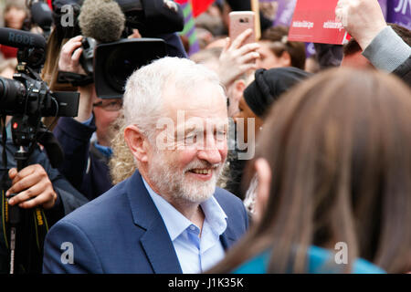 Whitchurch comune, Cardiff, Galles del Sud, Regno Unito. Il 21 aprile 2017. Leader laburista Jeremy Corbyn stava parlando a migliaia di oggi ad un raduno di lavoro per la sua prima visita in Galles della campagna elettorale. Credito: Andrew Bartlett/Alamy Live News Foto Stock