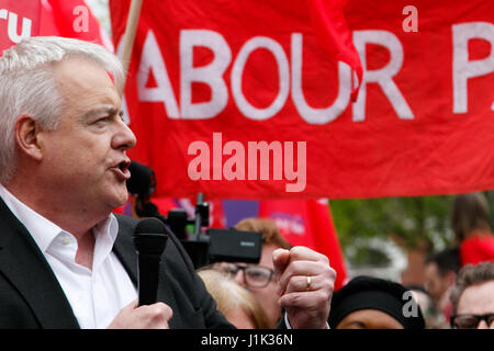 Whitchurch comune, Cardiff, Galles del Sud, Regno Unito. Il 21 aprile 2017. Leader laburista Jeremy Corbyn stava parlando a migliaia di oggi ad un raduno di lavoro per la sua prima visita in Galles della campagna elettorale. Primo Ministro del Galles, Carwyn Jones prima sul podio. Credito: Andrew Bartlett/Alamy Live News Foto Stock