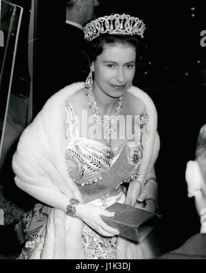 Foto d'archivio. Xxi Aprile, 2017. La Gran Bretagna è la regina Elisabetta, il più antico del mondo e il più lungo-monarca regnante, celebra il suo 91º compleanno. Nella foto: lug. 07, 1960 - Royals frequentare la cena presso l'Ambasciata Thailandese; il re e la regina del Siam la notte scorsa hanno intrattenuto la Regina Elisabetta e il principe Filippo e gli altri membri della famiglia reale per la cena, presso l'Ambasciata Thailandese, Ashburn Place. Mostra fotografica di H.M. La regina che arrivano all'Ambasciata Thailandese la scorsa notte. (Credito Immagine: © Keystone Press Agency/Keystone USA via ZUMAPRESS.com) Foto Stock