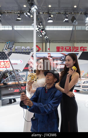 Mian Yang, Sichuan, in Cina. Aprile 21, 2017, sincronizzati con la Shanghai auto show Mianyang Motor Show live performance in varie forme, come un oceano felice.vecchio uomo suonare dal vivo. Foto Stock