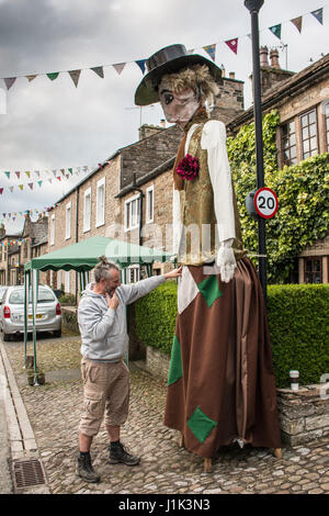 Wray, vicino a Lancaster, Lancashire, Regno Unito. Xx Apr, 2017. "Racconti tradizionali' Scarecrows hanno iniziato a emergere in Wray, nel lune Valley vicino a Lancaster in vista dell'inizio dei villaggi spaventapasseri festival, e così per i prossimi dieci giorni ci sarà "racconti tradizionali" Scarecrows intorno a ogni angolo del paese, la Bank Holiday week end si kick off con uno spaventapasseri sfilata che avrà luogo a 7.00pm venerdì 20 aprile, seguita dal mercato e fiera sulla banca weekend di vacanza. I festeggiamenti di kick off con un 10K road race avvio Credito: David Billinge/Alamy Live News Foto Stock