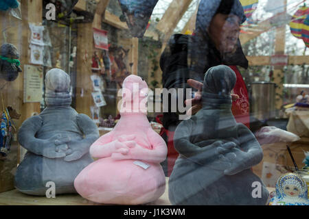 Mosca, Russia. Xxi Aprile, 2017. I partecipanti di una parata di primavera come parte del Festival di Pasqua di Marzo sul Viale Tverskoi boulevard a Mosca, Russia Credito: Nikolay Vinokurov/Alamy Live News Foto Stock