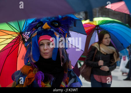 Mosca, Russia. Xxi Aprile, 2017. I partecipanti di una parata di primavera come parte del Festival di Pasqua di Marzo sul Viale Tverskoi boulevard a Mosca, Russia Credito: Nikolay Vinokurov/Alamy Live News Foto Stock