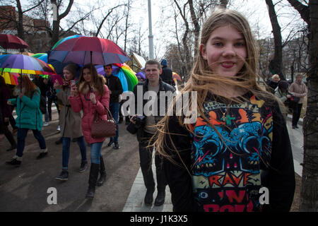 Mosca, Russia. Xxi Aprile, 2017. I partecipanti di una parata di primavera come parte del Festival di Pasqua di Marzo sul Viale Tverskoi boulevard a Mosca, Russia Credito: Nikolay Vinokurov/Alamy Live News Foto Stock