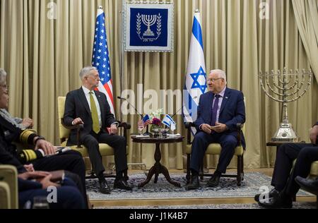 Gerusalemme, Israele. Xxi Aprile, 2017. Stati Uniti Il Segretario della Difesa James Mattis durante un incontro bilaterale con il presidente israeliano Reuven Rivlin, destra, Aprile 21, 2017 a Gerusalemme, Israele. Credito: Planetpix/Alamy Live News Foto Stock