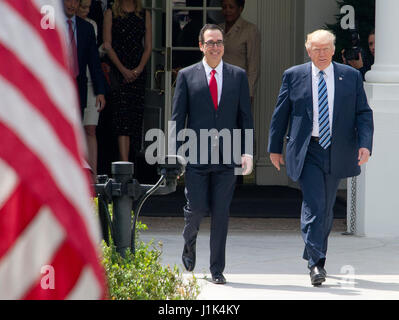 Washington DC, Stati Uniti d'America. Xxi Aprile, 2017. Il Presidente degli Stati Uniti, Trump passeggiate al Tesoro USA costruire con il Ministro del Tesoro americano Steven Mnuchin a firmare gli ordini esecutivi relativi ai servizi finanziari di Washington il 21 aprile 2017. Credito: Ron Sachs/Piscina via CNP /MediaPunch/Alamy Live News Foto Stock