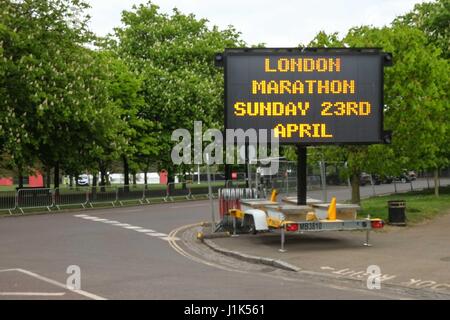 Londra, Regno Unito. Xxi Aprile 2017. I preparativi per questo Domenica maratona di Londra di Blackheath e Greenwich Park, Sud-est di Londra. Credit:claire doherty/Alamy Live News Foto Stock