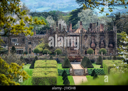 Beaminster, Dorset, Regno Unito. Xxi Aprile, 2017. Un uomo è stato arrestato per sospetto di arson relative a un enorme incendio presso una casa Parnham nel Dorset durante il weekend di Pasqua. Nella foto è il pesce eviscerato xvi secolo dimora signorile vicino Beaminster. Credito: Andrew Lloyd/Alamy Live News Foto Stock