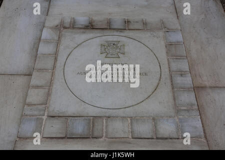 Londra, Regno Unito. Xxi Aprile, 2017. Stepney Londra UK 21/4/17 Inaugurazione del nuovo monumento di pietra per ricordare l'eroe locale WWI soldier tenente Charles Papa VC Papa era nato a Mile End su 5/3/1883 nel 1906 è entrato a far parte della polizia ha incontrato successivamente ha emigrato in Australia e si arruolò nell'Australiano battaglione di fanteria nel 1915 Papa è stato ucciso in azione a Louverval e aggiudicati il VC per il suo coraggio Credito: SANDRA ROWSE/Alamy Live News Foto Stock