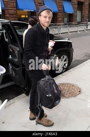 New York, NY, STATI UNITI D'AMERICA. Xxi Aprile, 2017. Johnny Flynn fuori e circa per celebrità Candids - Ven, New York, NY Aprile 21, 2017. Credito: Derek Storm/Everett raccolta/Alamy Live News Foto Stock