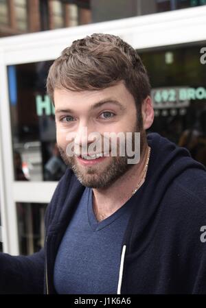 New York, NY, STATI UNITI D'AMERICA. Xxi Aprile, 2017. Seth Gabel fuori e circa per celebrità Candids - Ven, New York, NY Aprile 21, 2017. Credito: Derek Storm/Everett raccolta/Alamy Live News Foto Stock
