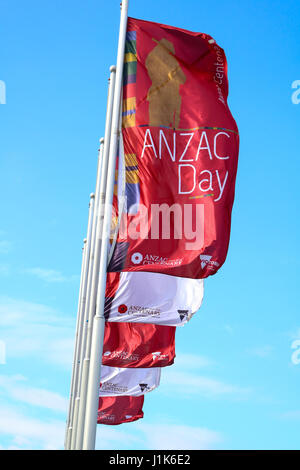 Melbourne, Australia. 22 apr, 2017. Bandiere commemorative volare a Melbourne come la città si prepara a mark Anzac Day il 25 aprile come parte del 102º centenerary per commemorare il sbarchi da Australia e Nuova Zelanda esercito in Gallipoli la Turchia il 25 aprile 1915 Credit: amer ghazzal/Alamy Live News Foto Stock