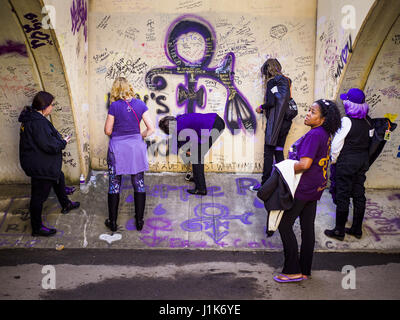 Chanhassen, Minnesota, Stati Uniti d'America. Xxi Aprile, 2017. Donne disegnare graffiti e scrivere note per onorare il principe nel tunnel pedonale di fronte a Paisley Park, la sua ex casa e studio di registrazione. Il tunnel è diventato un memoriale al principe, persone hanno attirato graffiti nel tunnel in onore di lui e lasciano memoriali nel tunnel. La superstar è morto da un sovradosaggio accidentale del fentanil oppioidi il 21 aprile 2016. Venerdì è stato il primo anniversario della sua morte. Una folla di persone raccolte a Paisley Park, che è ora un museo in onore del Minnesota nato musicista. (Credito Immagine: © Jack Kurtz via ZUM Foto Stock