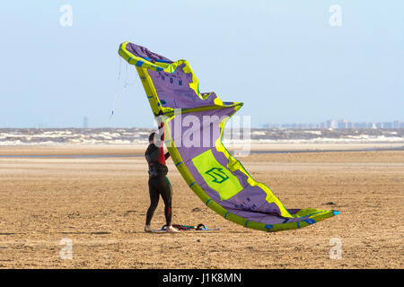 Ainsdale, Merseyside, 22 aprile 2017. Regno Unito Meteo. Un freddo vento del nord non interrompere questo coraggioso kite surfer da ottenere waist deep nel Mare d'Irlanda come egli rende la più soleggiata per iniziare la giornata sulla spiaggia Ainsdale nel Merseyside. Credito: Cernan Elias/Alamy Live News Foto Stock