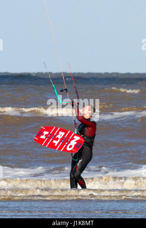 Ainsdale, Merseyside, 22 aprile 2017. Regno Unito Meteo. Un freddo vento del nord non interrompere questo coraggioso kite surfer da ottenere waist deep nel Mare d'Irlanda come egli rende la più soleggiata per iniziare la giornata sulla spiaggia Ainsdale nel Merseyside. Credito: Cernan Elias/Alamy Live News Foto Stock