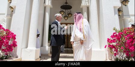 Doha in Qatar. 22 apr, 2017. Stati Uniti Il Segretario della Difesa James Mattis incontra con l'Emiro del Qatar, Sceicco Tamim Bin Hamad Al Thani al Sea Palace Aprile 22, 2017 a Doha, in Qatar Credito: Planetpix/Alamy Live News Foto Stock