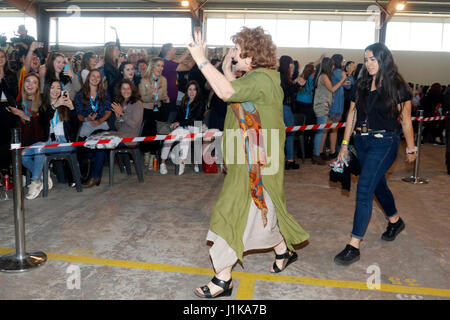 Barcellona, Spagna. 22 apr, 2017. L'attrice Beverley Elliott dal cast della serie televisiva "una volta" durante un Fan event a Barcellona, sabato 22 aprile 2017 Credit: Gtres Información más Comuniación on line,S.L./Alamy Live News Foto Stock