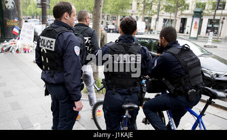 Parigi, Francia. 22 apr, 2017. I funzionari di polizia e i passanti vicino al sito in cui un funzionario di polizia è stato ucciso in un attacco (20.04.17) a Parigi, Francia, 22 aprile 2017. Il paese capi alle urne domani per eleggere il prossimo presidente. Foto: Kay Nietfeld/dpa/Alamy Live News Foto Stock