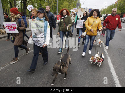 Kiev, Ucraina. 22 apr, 2017. Gli attivisti portano cartelli e gridare slogan, come essi con i loro cani prendere parte nel marzo internazionale per i diritti degli animali a Kiev in Ucraina, il 22 aprile 2017. Credito: Serg Glovny/ZUMA filo/Alamy Live News Foto Stock