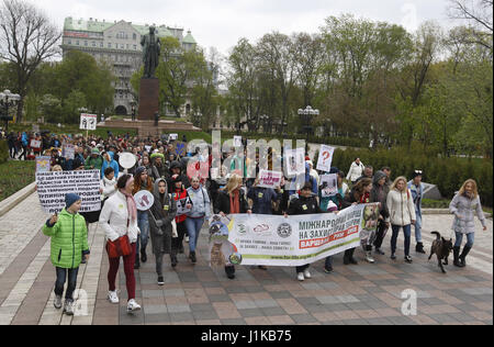 Kiev, Ucraina. 22 apr, 2017. Gli attivisti portano cartelli e gridare slogan, come essi con i loro cani prendere parte nel marzo internazionale per i diritti degli animali a Kiev in Ucraina, il 22 aprile 2017. Credito: Serg Glovny/ZUMA filo/Alamy Live News Foto Stock