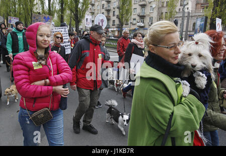 Kiev, Ucraina. 22 apr, 2017. Gli attivisti portano cartelli e gridare slogan, come essi con i loro cani prendere parte nel marzo internazionale per i diritti degli animali a Kiev in Ucraina, il 22 aprile 2017. Credito: Serg Glovny/ZUMA filo/Alamy Live News Foto Stock