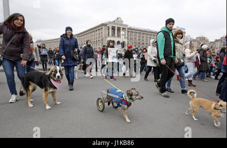 Kiev, Ucraina. 22 apr, 2017. Gli attivisti portano cartelli e gridare slogan, come essi con i loro cani prendere parte nel marzo internazionale per i diritti degli animali a Kiev in Ucraina, il 22 aprile 2017. Credito: Serg Glovny/ZUMA filo/Alamy Live News Foto Stock