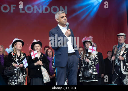 Londra, Regno Unito. 22 apr, 2017. Sadiq Khan, sindaco di Londra assiste l annuale St George's giorno di festa in Trafalgar Square. Credito: Keith Larby/Alamy Live News Foto Stock