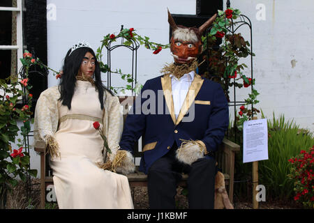 Wray, Lancashire, Regno Unito. 22 apr, 2017. La bella e la Bestia ma che è che? Scarecrows intorno a ogni angolo di Wray villaggio all'inizio dei villaggi spaventapasseri festival che è in esecuzione fino a lunedì festivo Credito: David Billinge/Alamy Live News Foto Stock