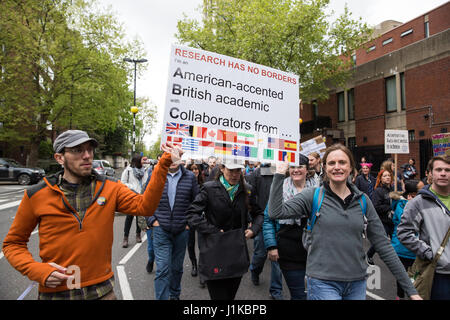 Londra, Regno Unito. 22 apr, 2017. Gli scienziati marzo attraverso il centro di Londra sul 'Marco per la scienza" come parte di una protesta globale marzo nel nome della scienza. Gli organizzatori del marzo, che ha avuto luogo il giorno di terra, ha affermato che la scienza è 'sotto attacco' dalla somministrazione del Presidente Trump, con i tagli ai finanziamenti per la ricerca in materia di cambiamenti climatici e di cancro e frasi controverse dai consulenti quali Scott Pruitt, capo della US Environmental Protection Agency, che ha negato che le emissioni di biossido di carbonio sono una causa primaria di riscaldamento globale. Credito: Mark Kerrison/Alamy Live News Foto Stock