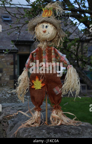 Wray, Lancashire, Regno Unito. 22 apr, 2017. Scarecrows di tutte le forme e dimensioni intorno a ogni angolo di Wray villaggio all'inizio dei villaggi spaventapasseri festival che è in esecuzione fino a lunedì festivo Credito: David Billinge/Alamy Live News Foto Stock