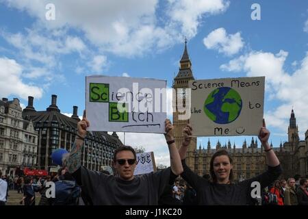 Londra, Regno Unito. 22 apr, 2017. Scienziato marzo dal Museo della Scienza di Kennington e rally in piazza del Parlamento in solidarietà con la loro parte del contatore in America per difendere il ruolo essenziale che la scienza svolge nella nostra salute, sicurezza, delle economie e dei governi. Credito: claire doherty/Alamy Live News Foto Stock