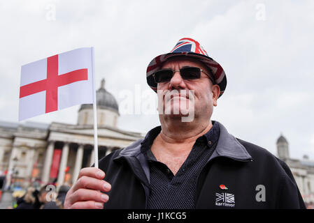 Londra, Regno Unito. Il 22 aprile 2017. Le persone si radunano in Trafalgar Square per celebrare la festa di San Giorgio, ospitato da Sadiq Khan, sindaco di Londra per festeggiare San Giorgio al giorno. Credito: Stephen Chung / Alamy Live News Foto Stock