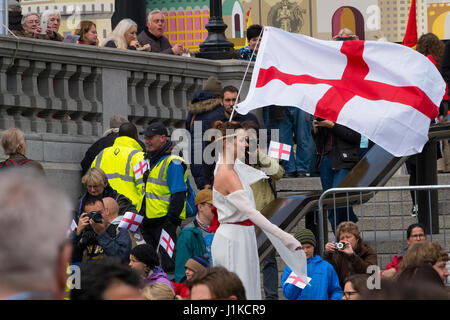 Trafalgar Square, Londra, Regno Unito. 22 apr, 2017. Londra celebra St Georges giorno al sindaco di Londra la festa annuale di St George. La piazza è fiancheggiata con bancarelle che vendono cibo inglese tradizionale, ispirata dal XIII secolo origini come un giorno di festa. St Georges Day cade il 23 aprile. Credito: Malcolm Park/Alamy Live News Foto Stock