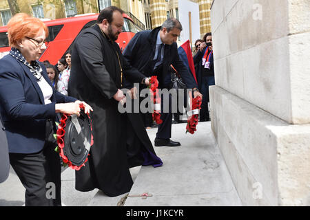 Whitehall, Londra, Regno Unito. 22 apr, 2017. Gli armeni che commemora il genocidio del popolo armeno presso il cenotafio di Londra. Credito: Matteo Chattle/Alamy Live News Foto Stock