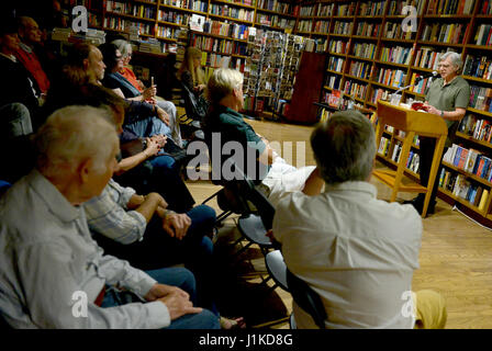 Coral Gables, FL, Stati Uniti d'America. Xxi Aprile, 2017. David H Weisberg discutere e firmare copie del suo libro "Il piano americano' a libri e libri su Aprile 21, 2017 in Coral Gables, Florida. Credito: Mpi10/media/punzone Alamy Live News Foto Stock