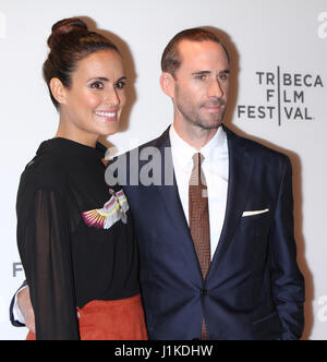 NEW YORK, NY Aprile 21, 2017 Maria Dolores Dieguez, Joseph Fiennes frequentare 2017 Tribeca Film Festival premiere della Serva del racconto a BMCC Tribeca PAC in New York il 21 aprile 2017. Credit:RW/MediaPunch Credito: MediaPunch Inc/Alamy Live News Foto Stock