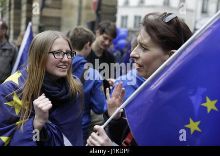 Parigi, Francia. 22 apr, 2017. Due attivisti portano bandiere europee. 200 a 300 attivisti di impulso del movimento Europa terrà un rally in Parisi e hanno marciato attraverso la città per mostrare il loro impegno a favore di un' Europa unita. Il rally è stato parte di una più ampia campagna in diverse città tedesche ed europee, che si tiene ogni domenica. Credito: Michael Debets/Alamy Live News Foto Stock