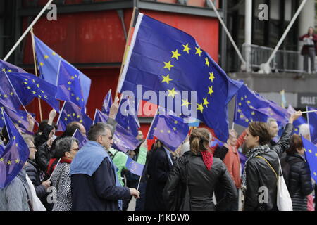 Parigi, Francia. 22 apr, 2017. Gli attivisti marzo passato il centro Georges Pompidou. 200 a 300 attivisti di impulso del movimento Europa terrà un rally in Parisi e hanno marciato attraverso la città per mostrare il loro impegno a favore di un' Europa unita. Il rally è stato parte di una più ampia campagna in diverse città tedesche ed europee, che si tiene ogni domenica. Credito: Michael Debets/Alamy Live News Foto Stock