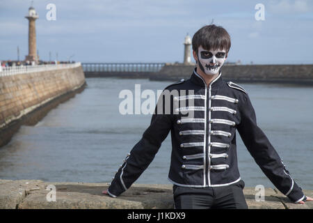 Un goth pone per le foto a Whitby Credito: David Dixon/Alamy Live News Foto Stock